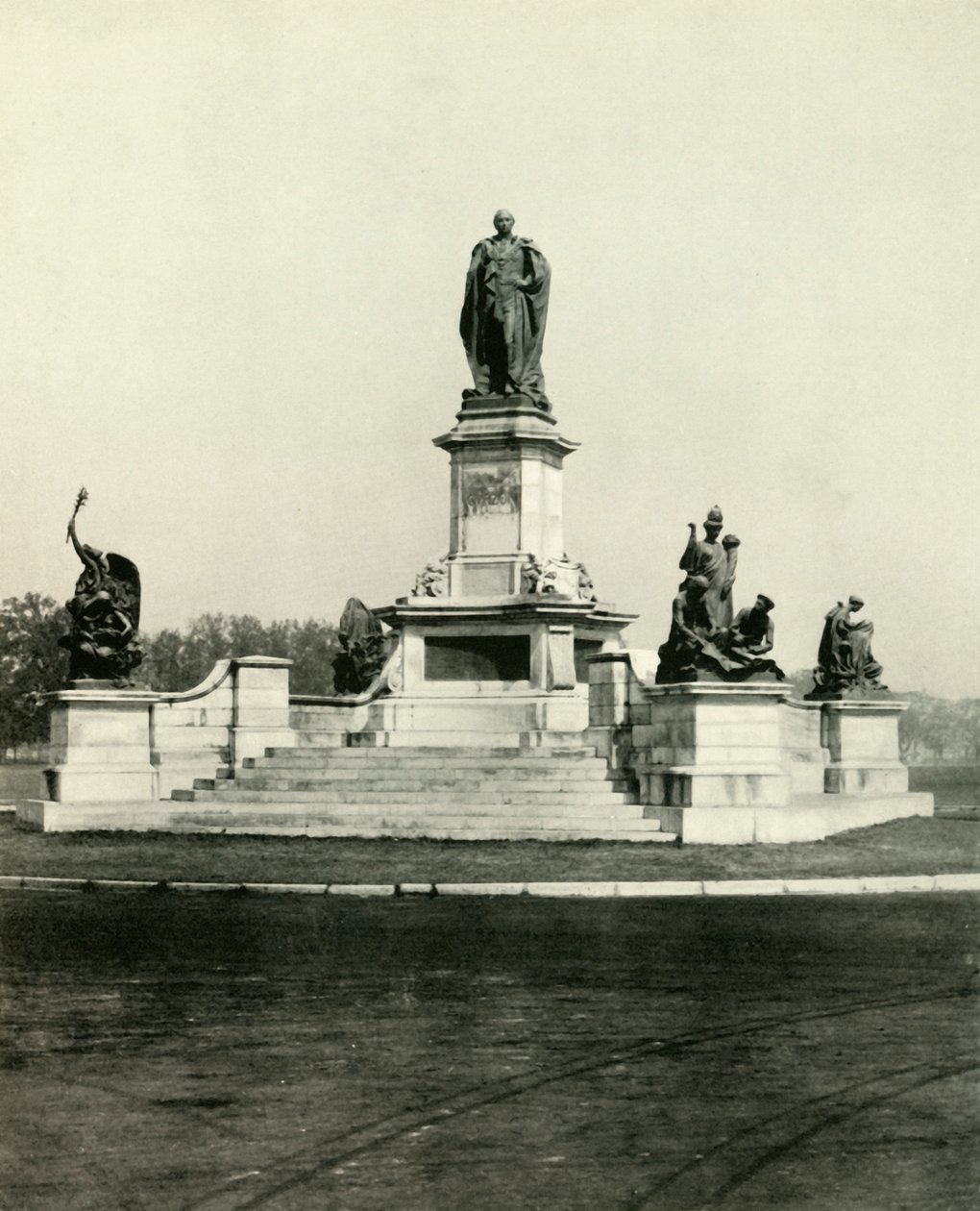 Statue av Lord Curzon ved inngangen til Victoria Memorial Hall, 1925. av Unbekannt