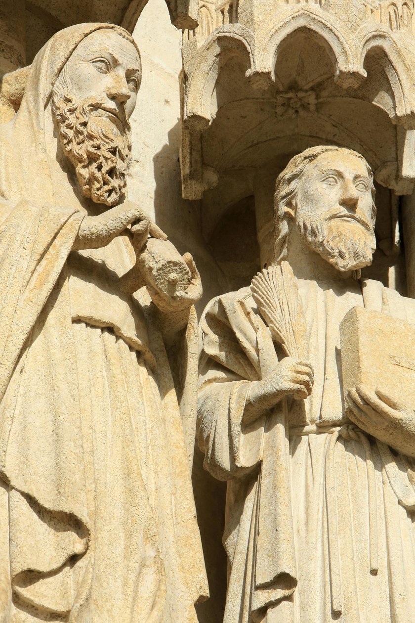 Statuer i splayet og venstre sidevegg av den sentrale portalen: fra høyre til venstre, apostler: St. James the Mindre og St. Thomas. Amiens katedral, Amiens, Frankrike av Unbekannt