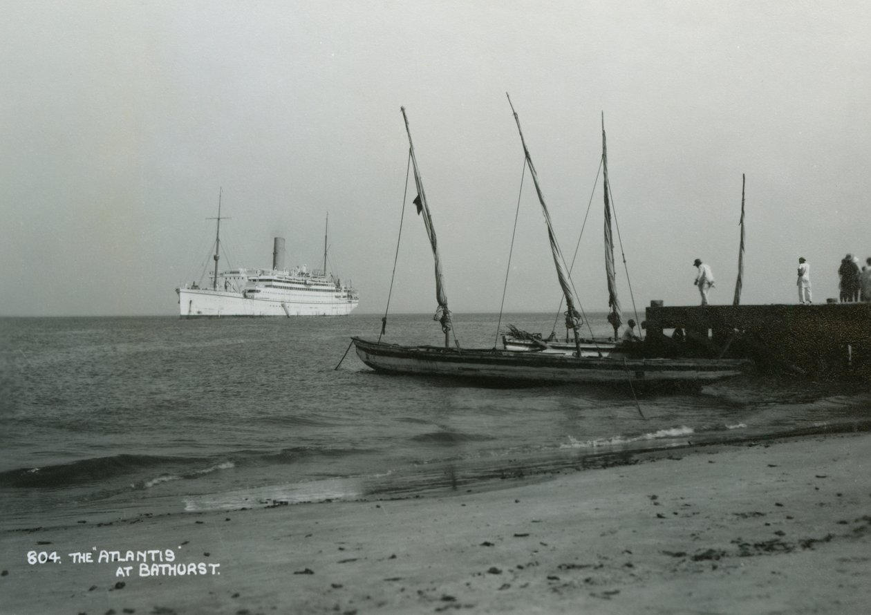 Dampskipet Atlantis utenfor Bathurst, Gambia, 1900-tallet av Unbekannt