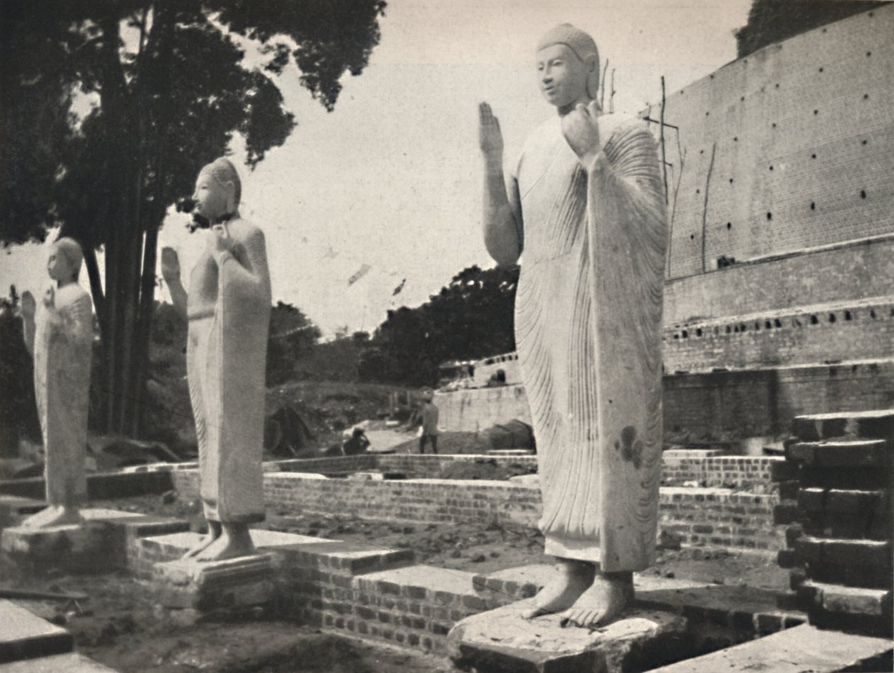 Steinstatuer foran Ruwanwali Dagoba under restaurering, Anuradhapura, 1926 av Unbekannt