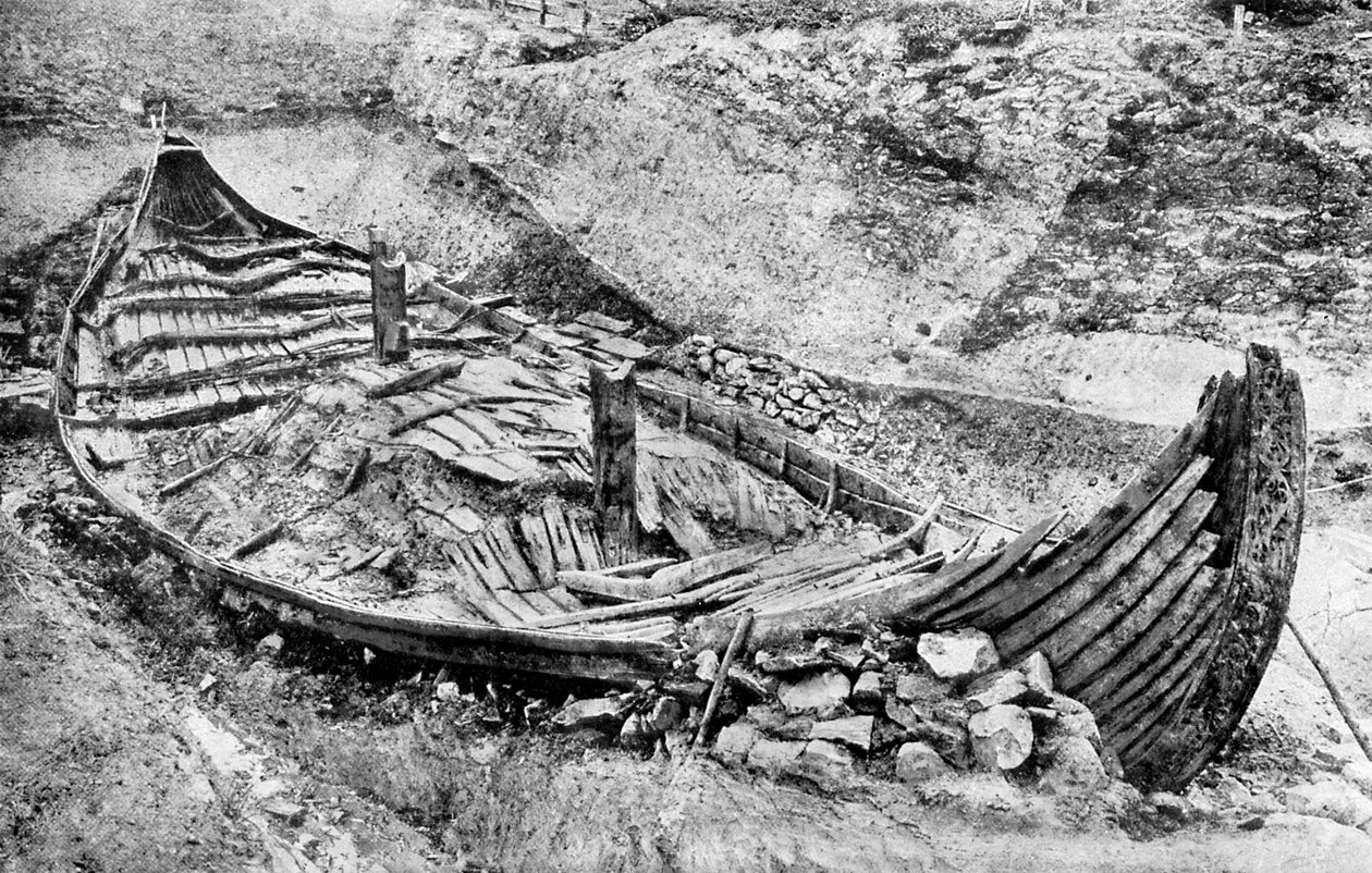 Hekk utsikt over Oseberg vikingskipet etter måneder med utgraving, Norge, c1904-1905 av Unbekannt