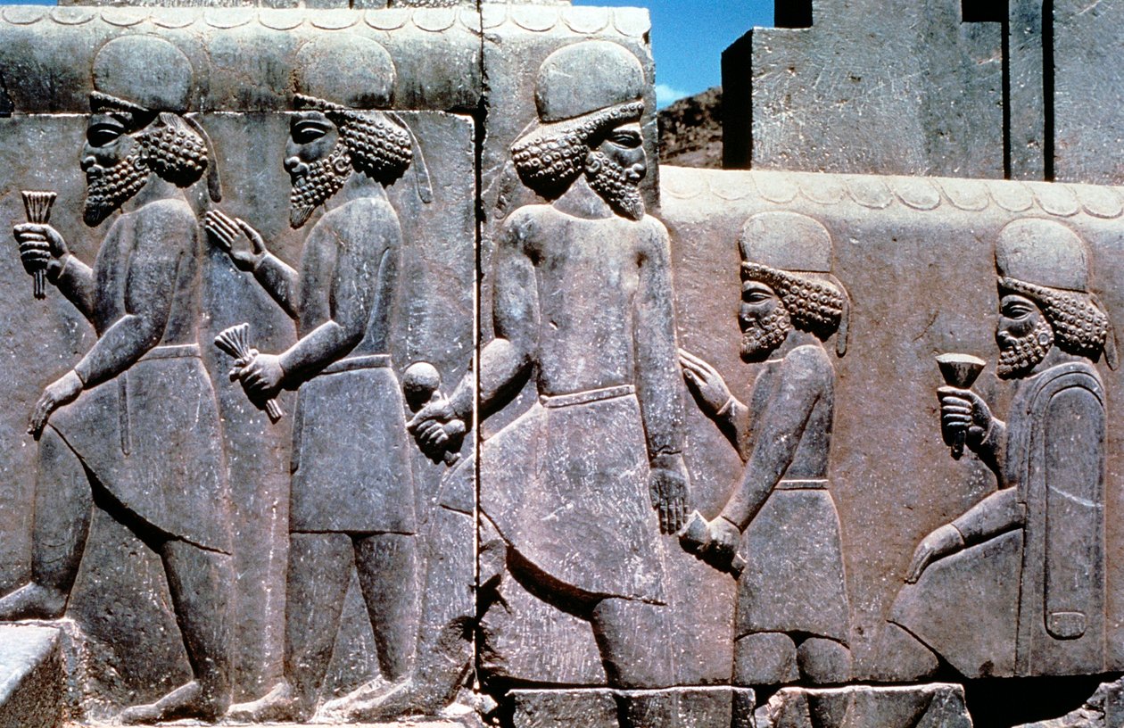 Steinrelieff som viser motiv som bringer hyllest, Sør-Iran, 600-500-tallet f.Kr av Unbekannt