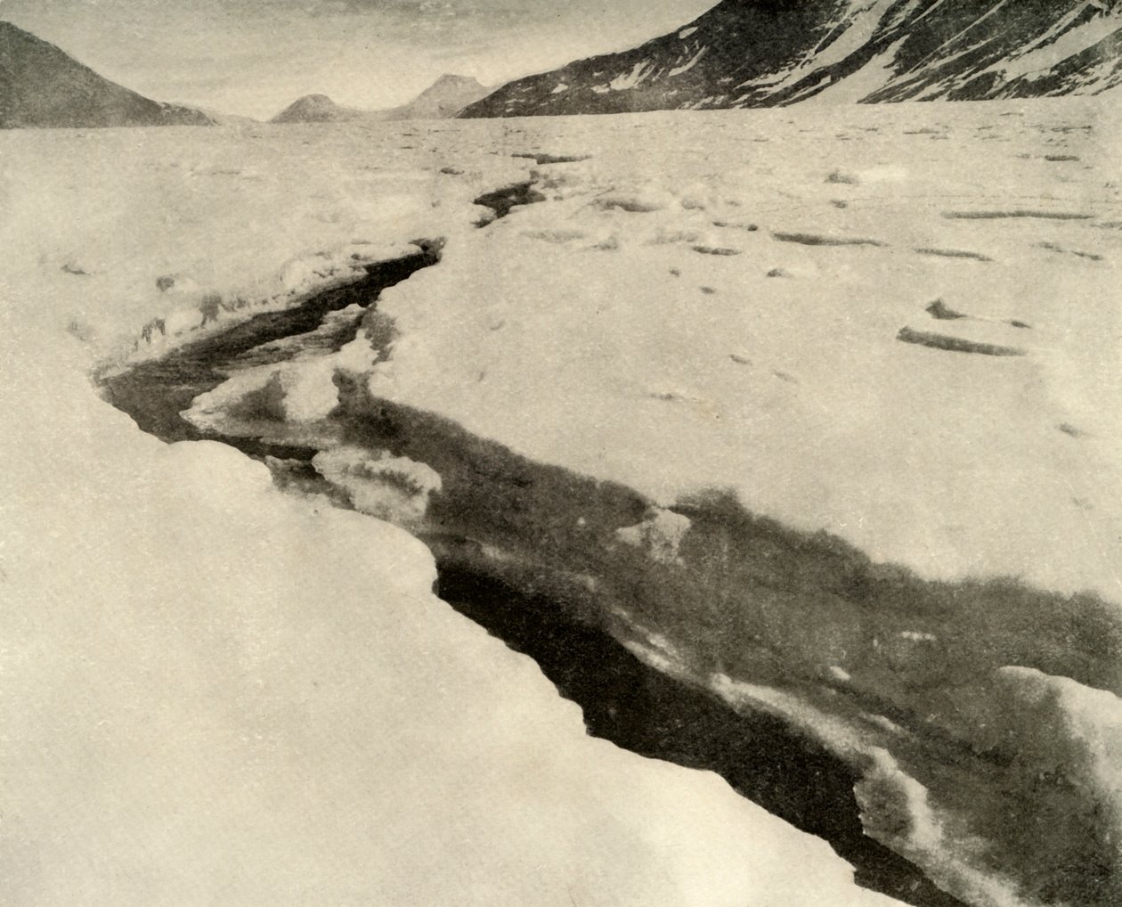 Strøm av rennende vann i midten av Ferrarbreen i midtsommer, c1908, 1909. av Unbekannt