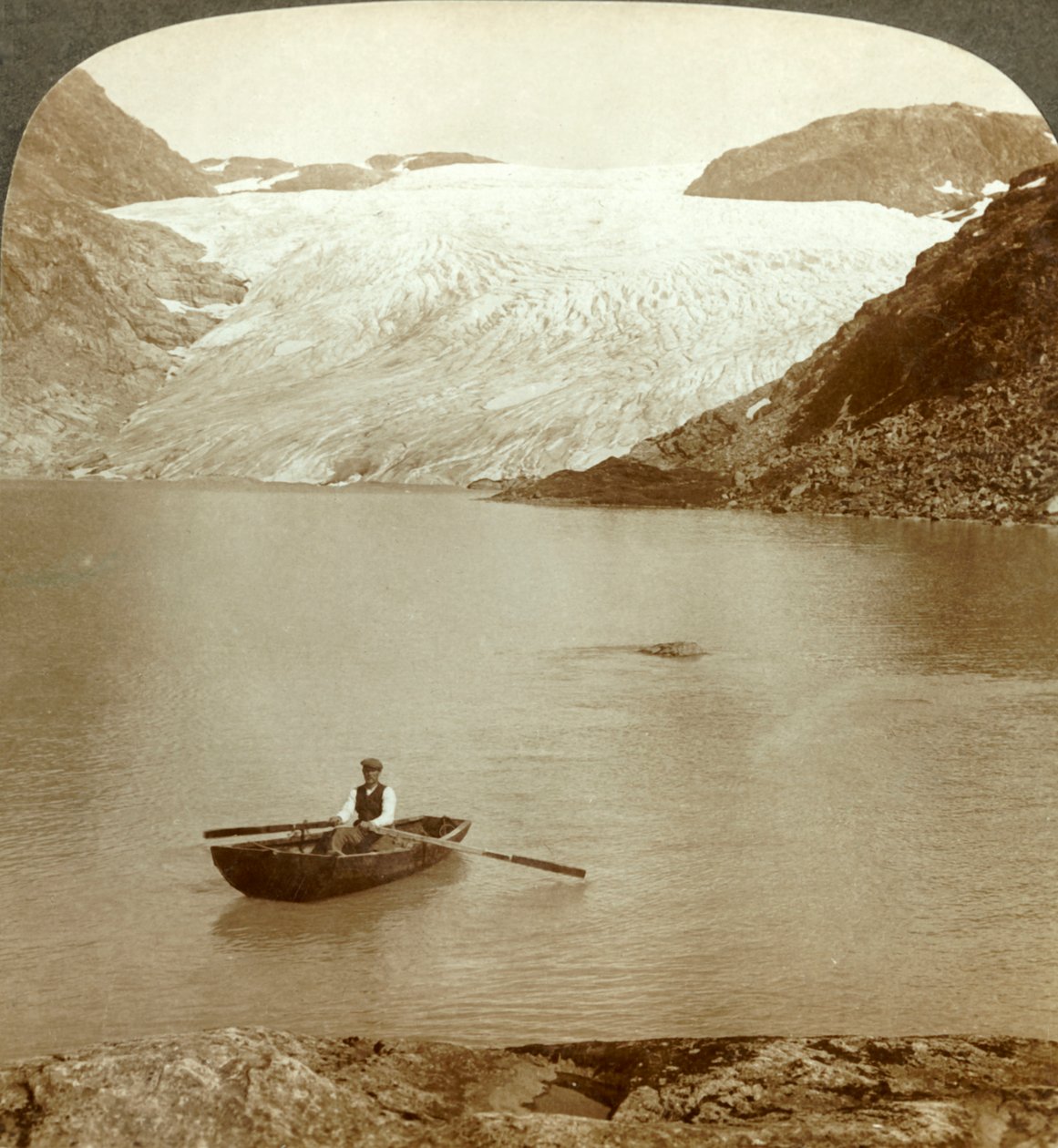 Strøm av fast is Hardangerbreen og innsjøen der den smelter, Norge, c1905. av Unbekannt