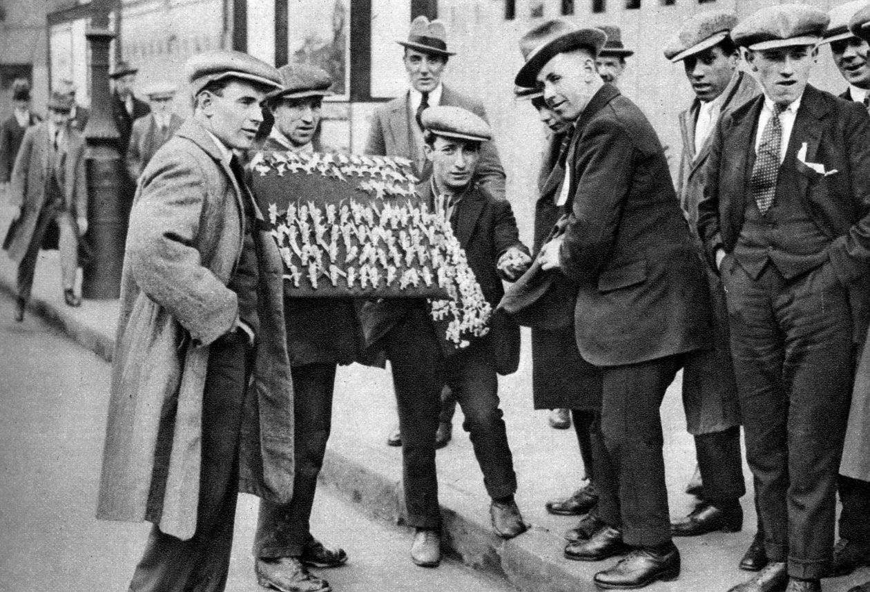 Gateselger som selger fotballfavoritter i Kings Cross, London, 1911 1926-1927 av Unbekannt