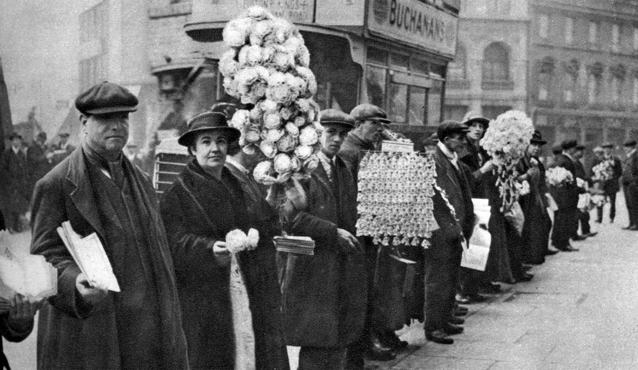 Gateselgere som selger fotballfavoritter i Walham Green, London, 1926-1927 av Unbekannt