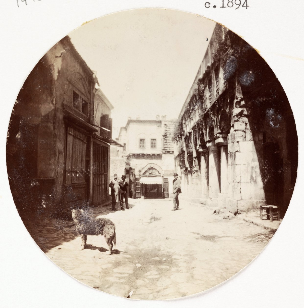 "Gatescene", vers 1894 av Unbekannt