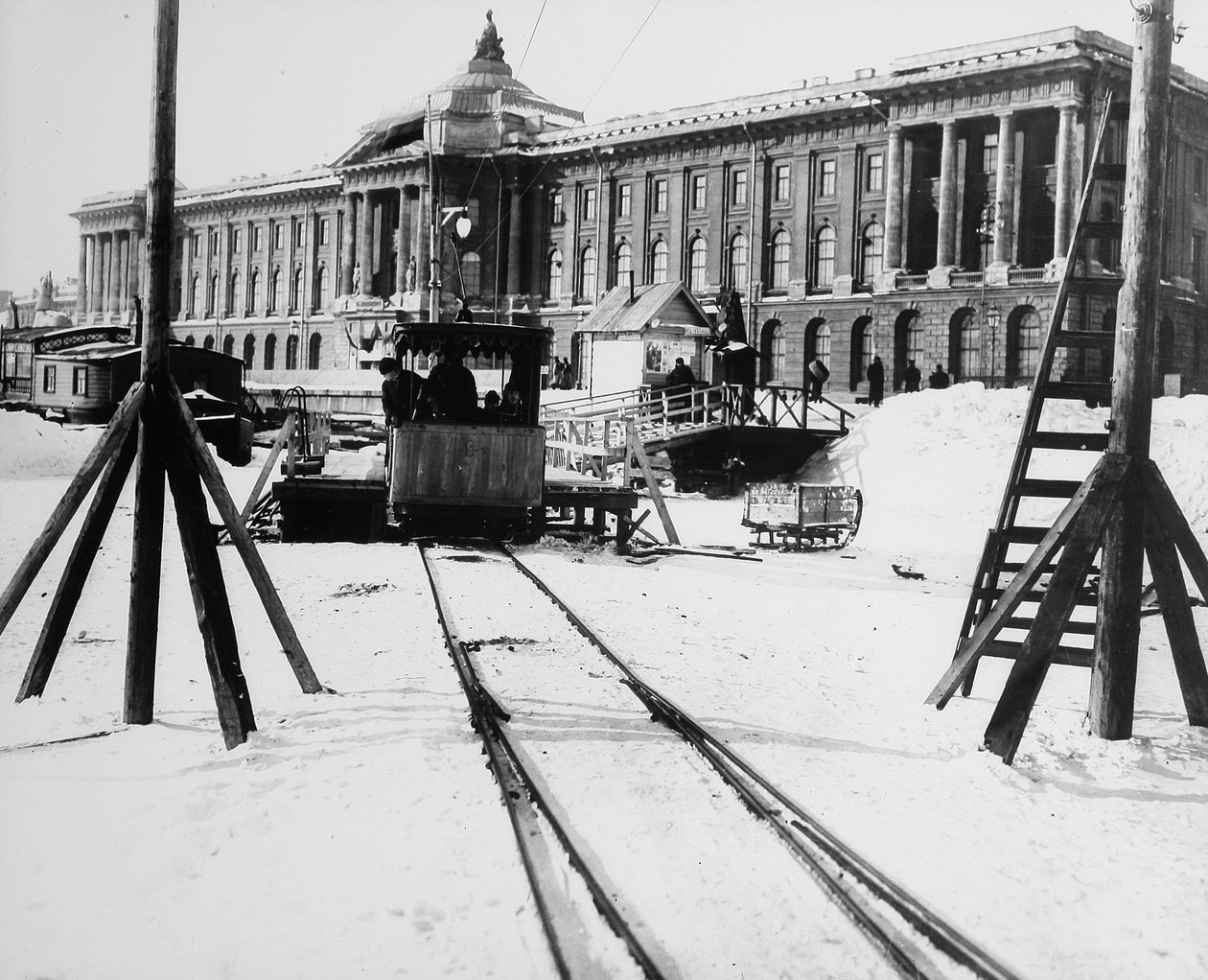 Forstadstogstasjon foran Kunstakademiet, St Petersburg, Russland, c1896-c1898 av Unbekannt