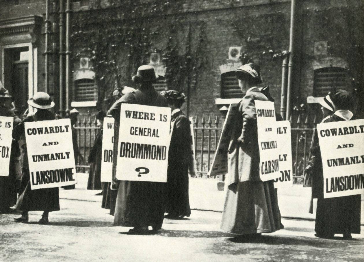 Suffragetter demonstrerer utenfor et fengsel, London, 1914, 1947. av Unbekannt
