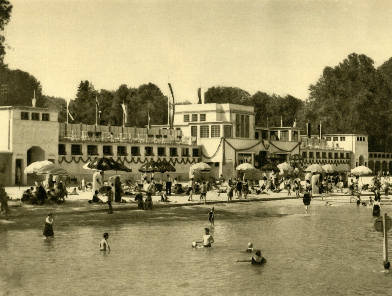 Svømming i innsjøen Traunsee, Gmunden, Øvre Østerrike, c1935. av Unbekannt