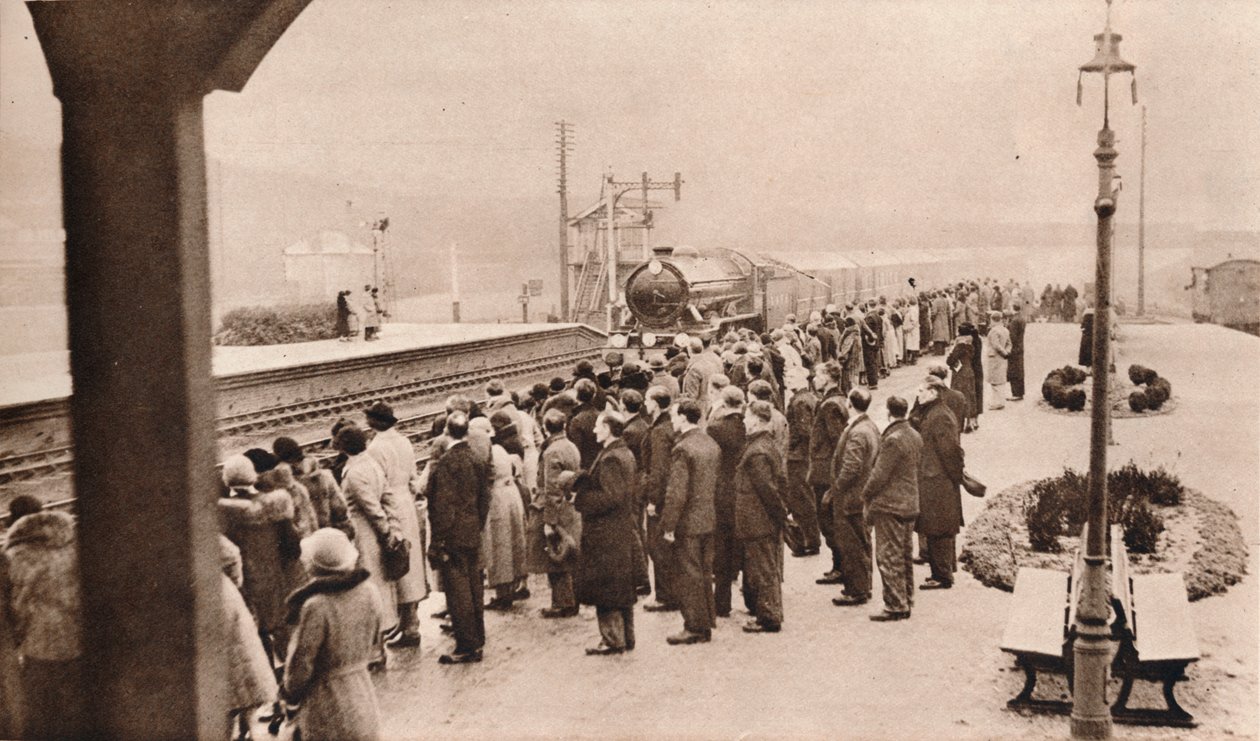 Sympatisk interesse for Royal Funeral Train på Welwyn Station, 1936 av Unbekannt