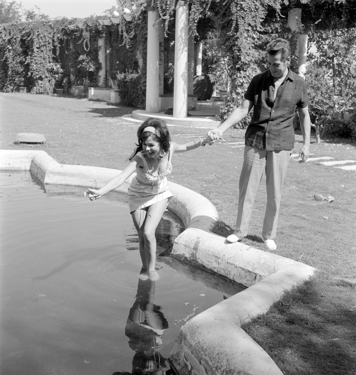 SKUESPILLEREN LAYA RAKI MED SKUESPILLEREN RON RANDELL PÅ VENICE LIDO - 1961 av Unbekannt