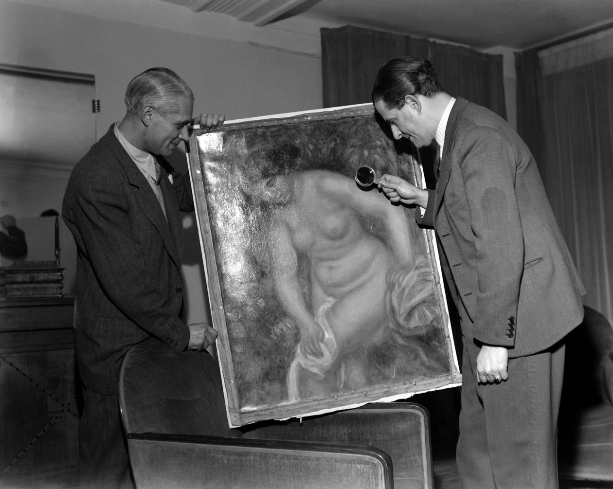 KUNSTKRITIKEREN BERENHEIM I PARIS. Han beundrer et maleri av Renoir med forstørrelsesglass - 1948 av Unbekannt