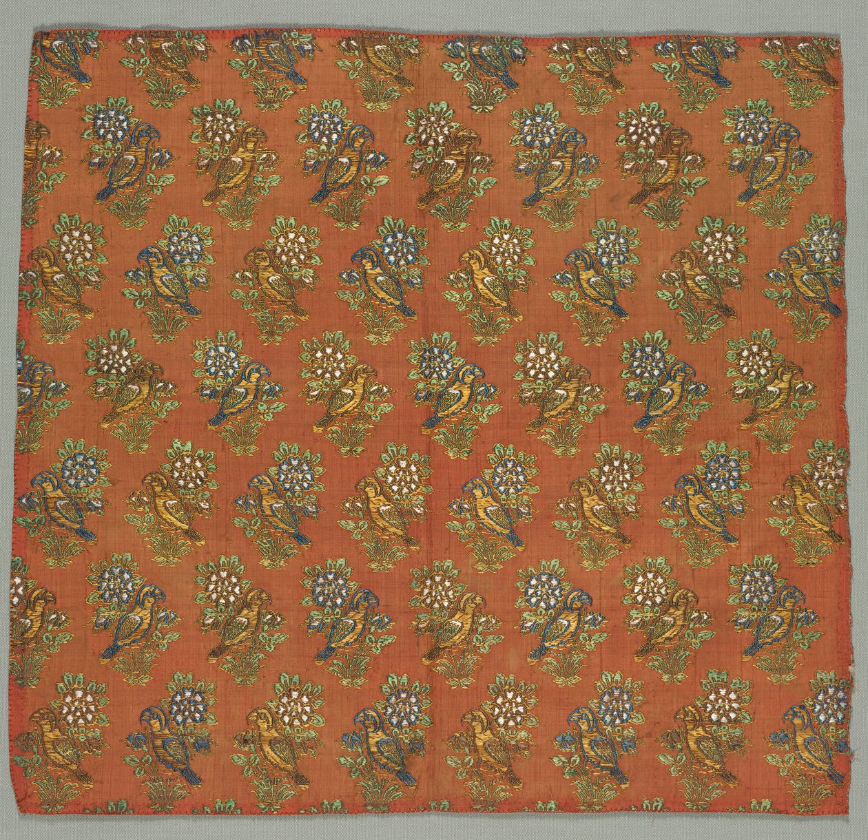 Taftfragment med Gul-u-Bulbul-rose- og nattergalmønster, 1700-tallet. av Unbekannt