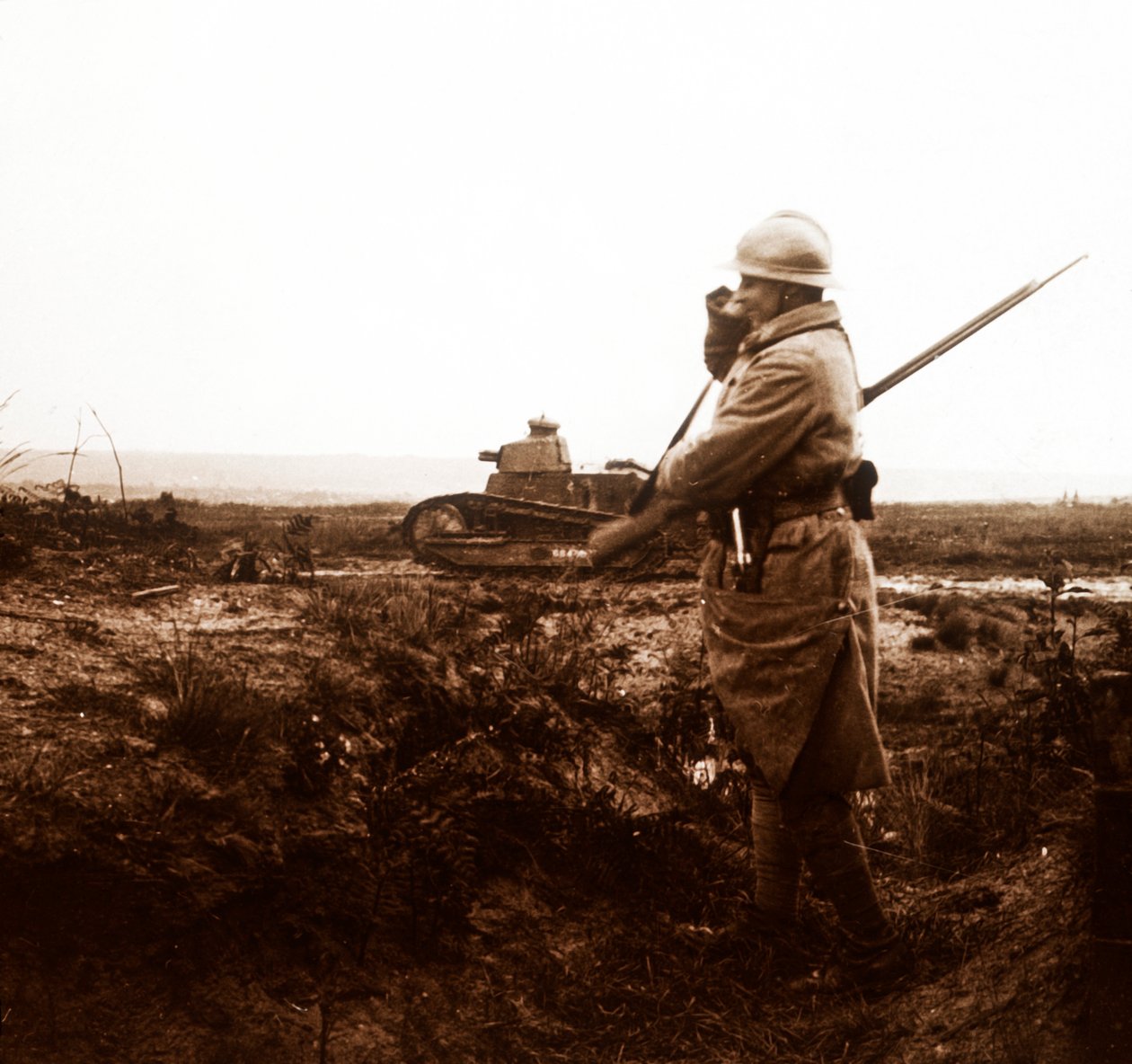 Tank og soldat på slagmarken, c1914-c1918 av Unbekannt