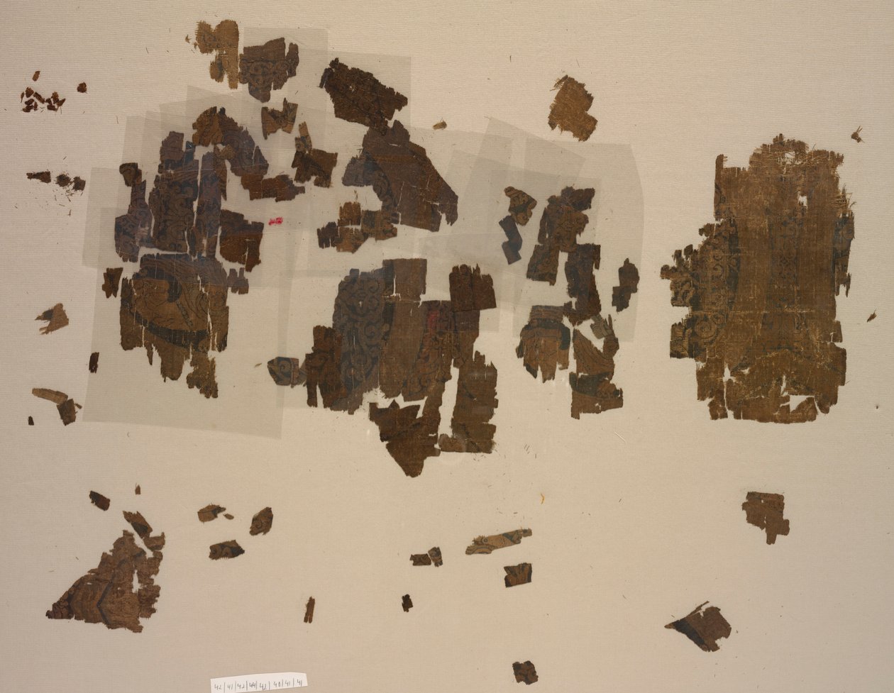 Taqueté-fragmenter med bevingede løver i rundeller, 899-1160. av Unbekannt
