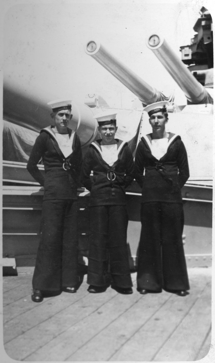 Ted og venner, tre Royal Navy-seilere om bord på et krigsskip, c1920-c1930s av Unbekannt