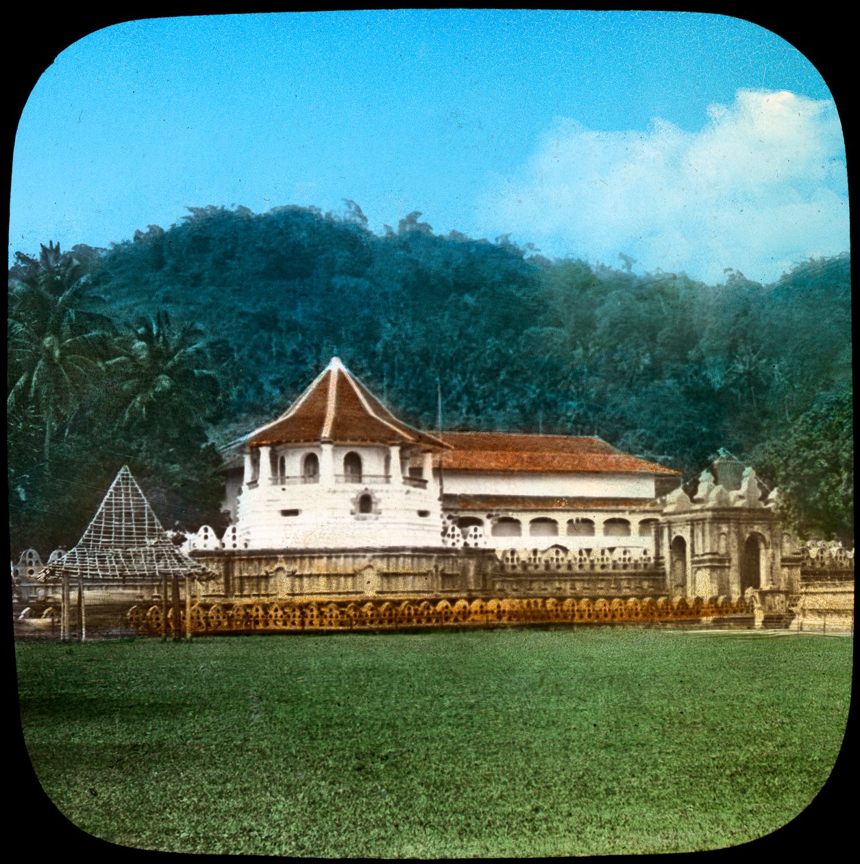 Temple of the Sacred Tooth, Kandy, Ceylon, slutten av 1800- eller begynnelsen av 1900-tallet av Unbekannt