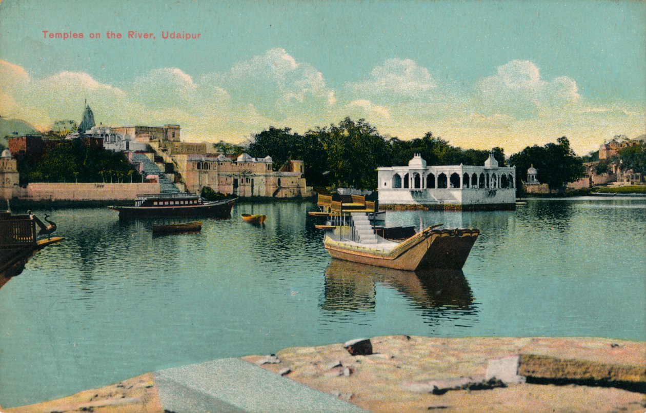 Templer ved elven, Udaipur, ca 1900 av Unbekannt