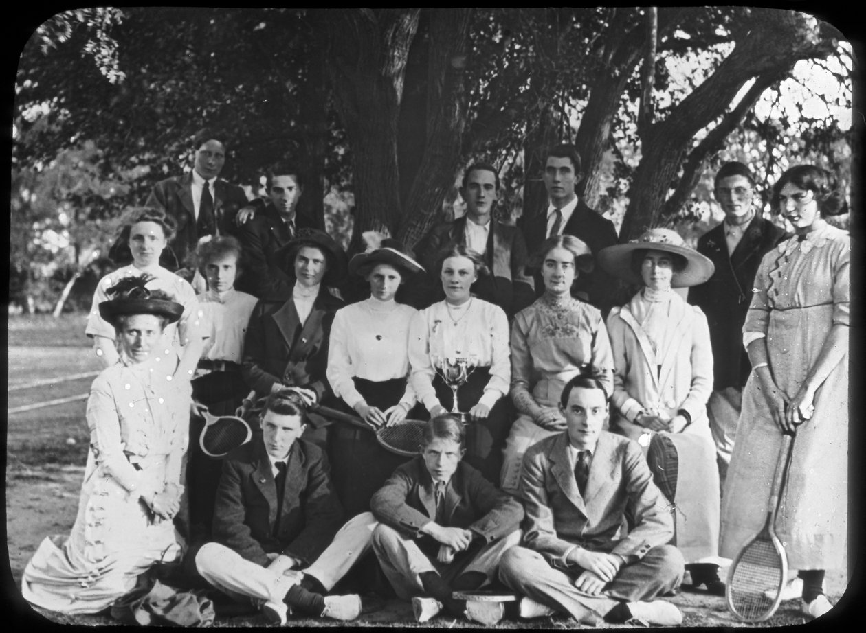 Tennisgruppeportrett, sent på 1800- eller begynnelsen av 1900-tallet av Unbekannt