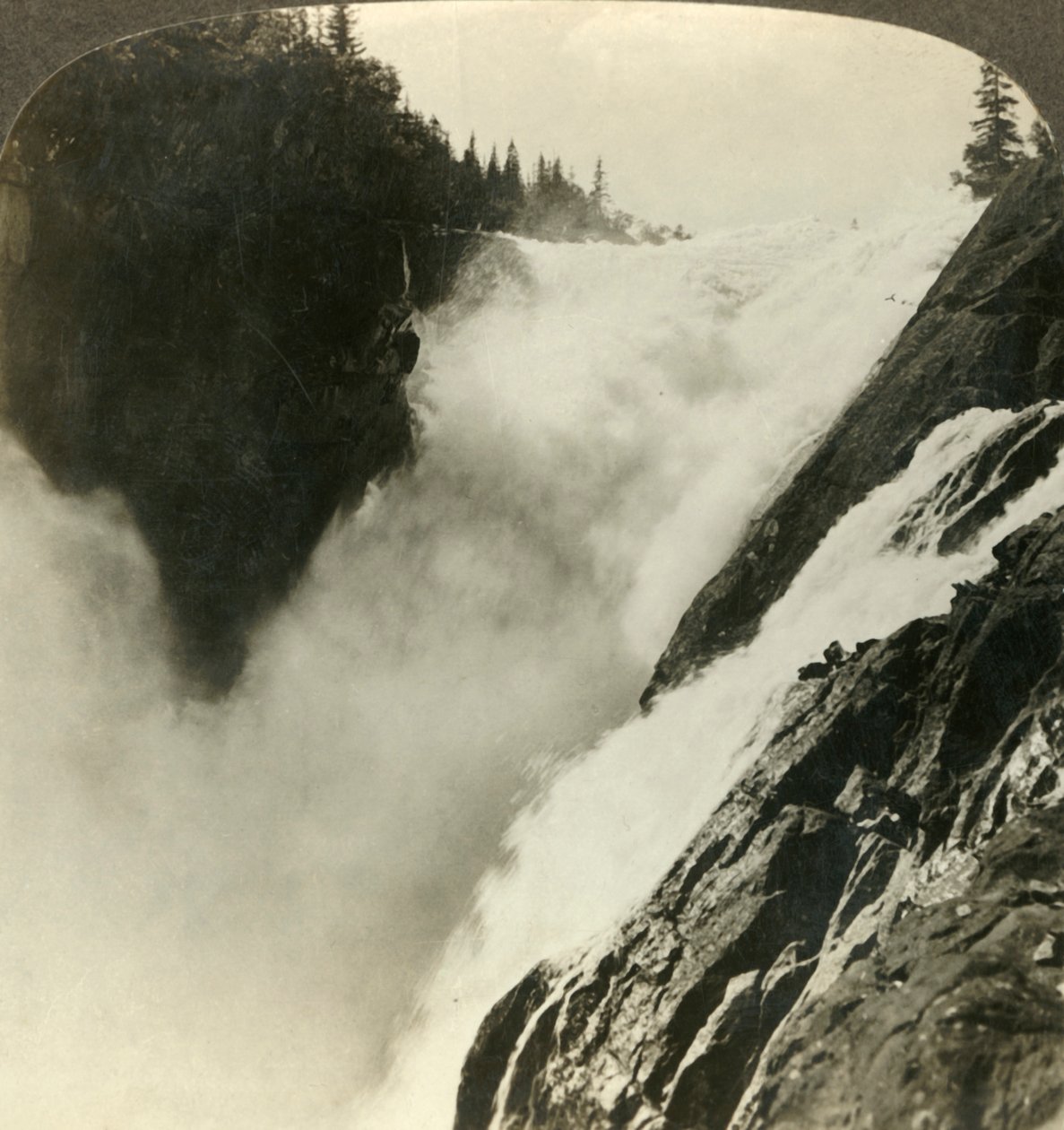 Fantastisk prakt til den mektige Riukan-fossen, hvor den begynner sin 800 fots nedgang, Norge, c1905. av Unbekannt