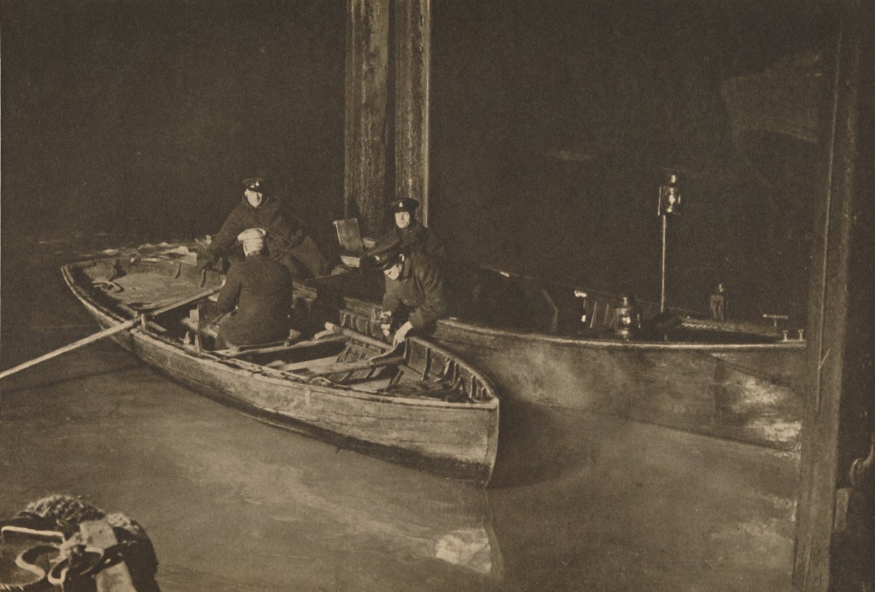 Thames-politiet på nattpatruljen som vokter elvens sikkerhet, c1935. av Unbekannt