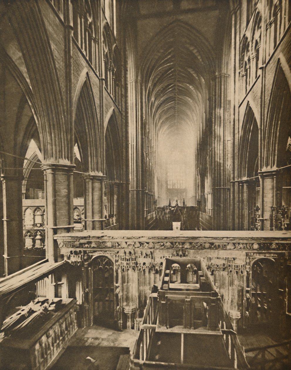 The Abbeys Grand Interior: Ser vestover fra Confessor-kapellet, c1935. av Unbekannt