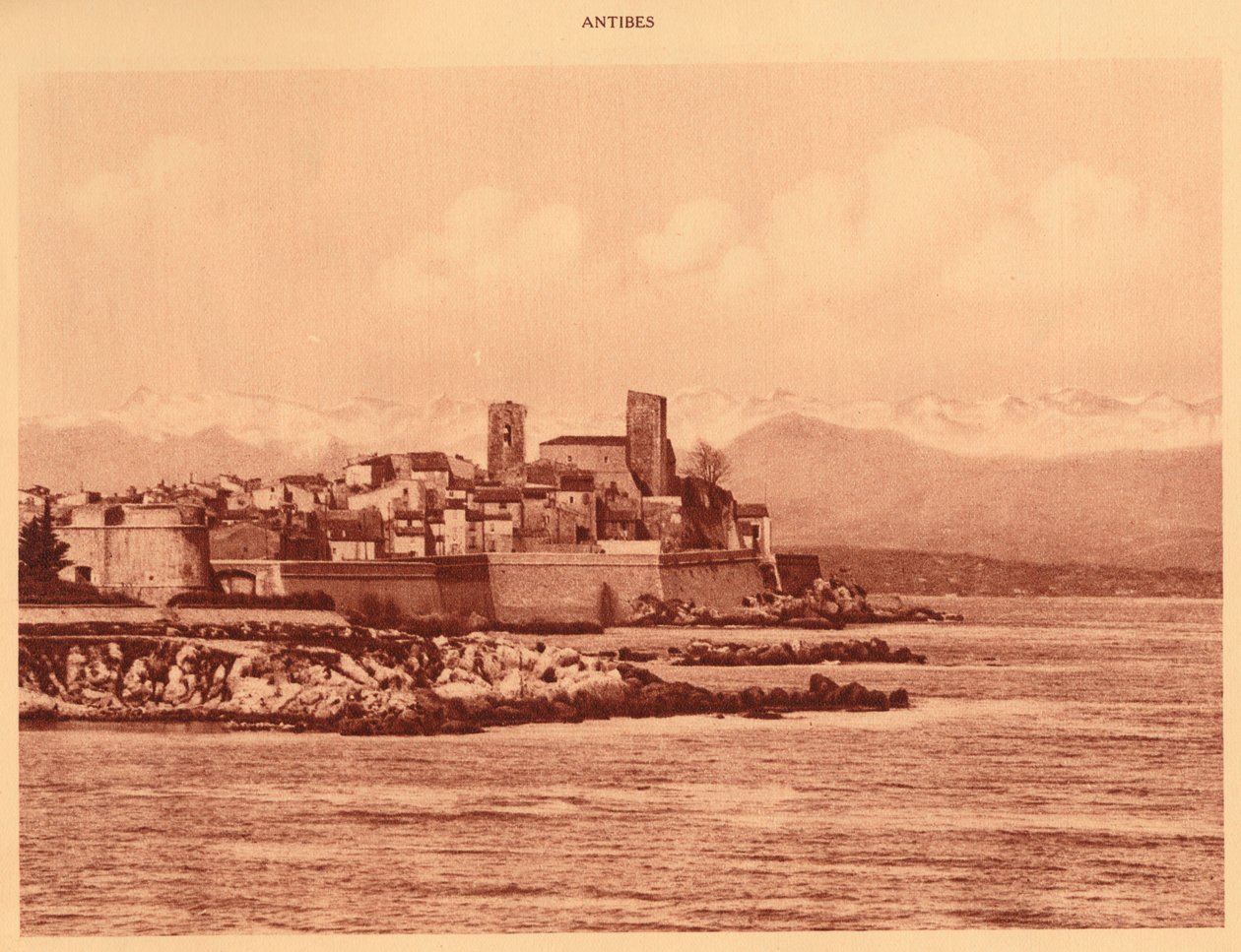 Alpsryggen og Antibes, 1930. av Unbekannt