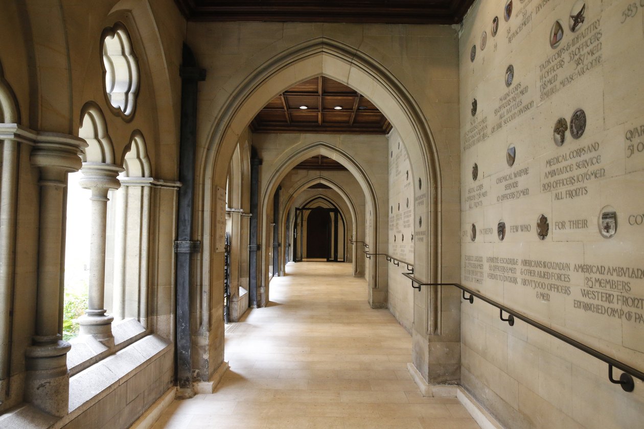 Den amerikanske katedralen for den hellige treenighet, Paris. Cloister, 20150920, Paris, Frankrike av Unbekannt