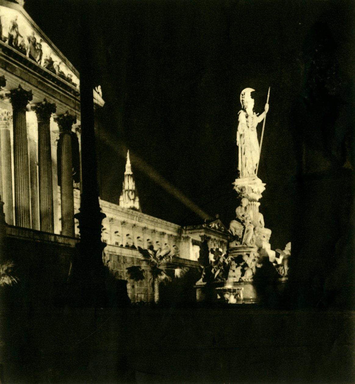 Den østerrikske parlamentsbygningen om natten, Wien, Østerrike, c1935. av Unbekannt