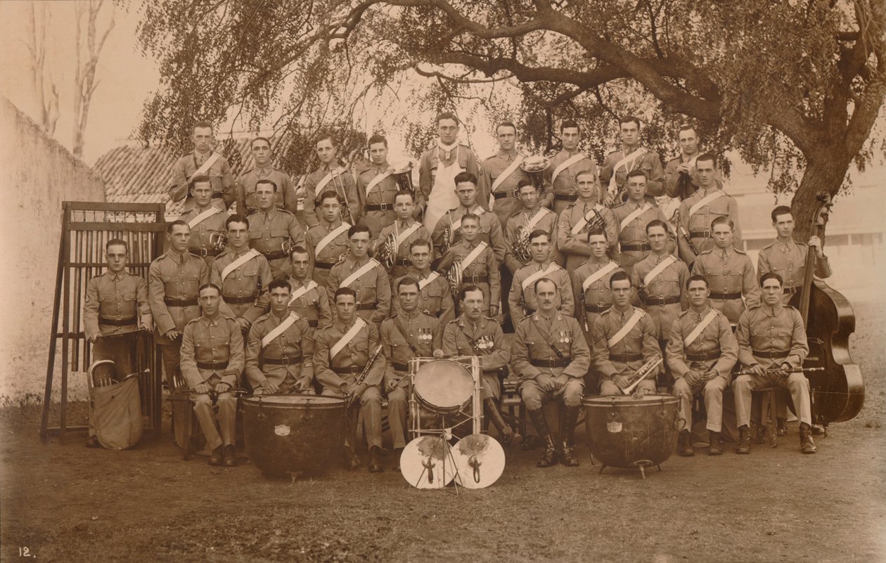 Bataljonsbandet til den første bataljonen, The Queens Own Royal West Kent Regiment. Poona, India, 1 av Unbekannt