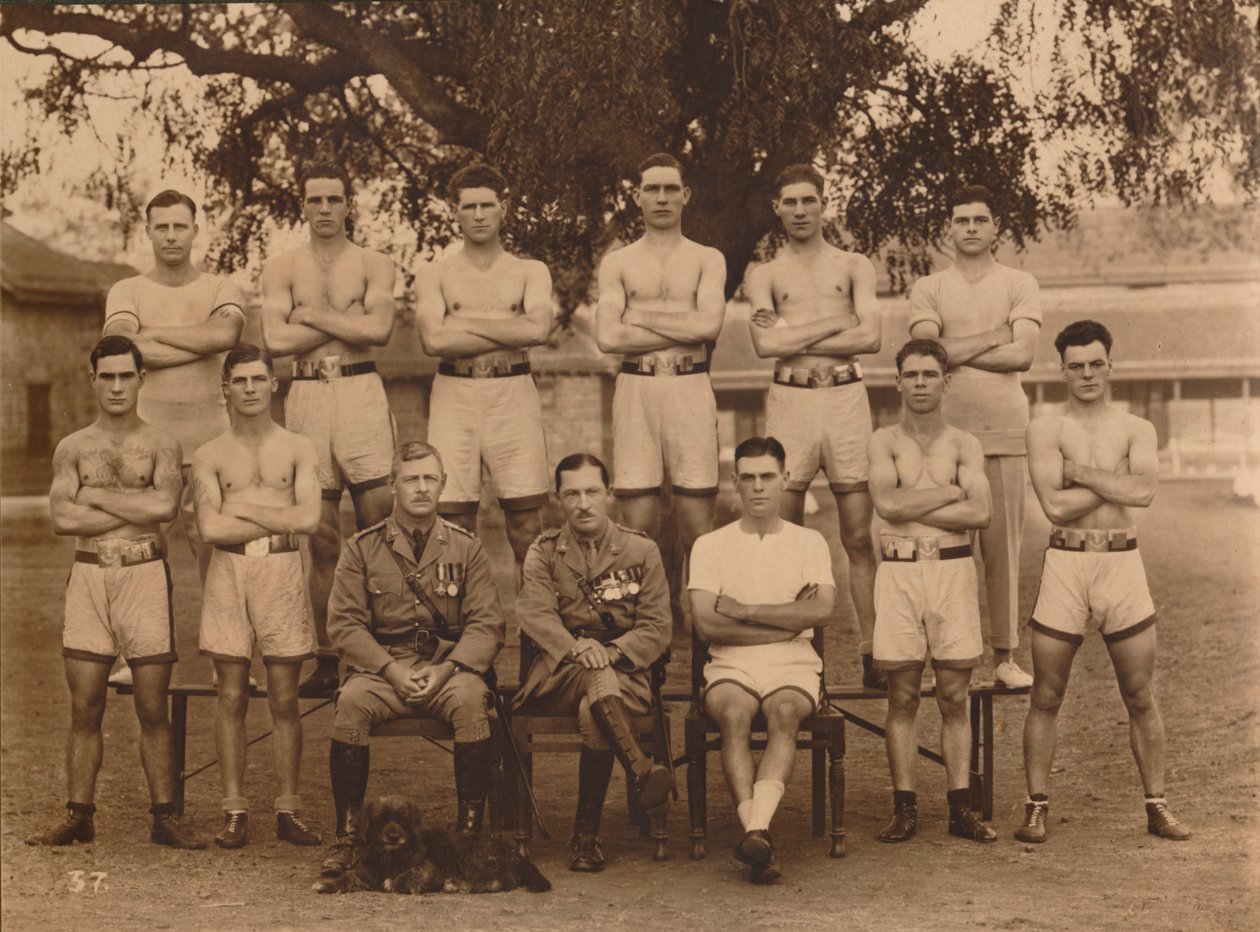Bataljonsbokselaget til den første bataljonen, The Queens Own Royal West Kent Regiment. Poona, I av Unbekannt