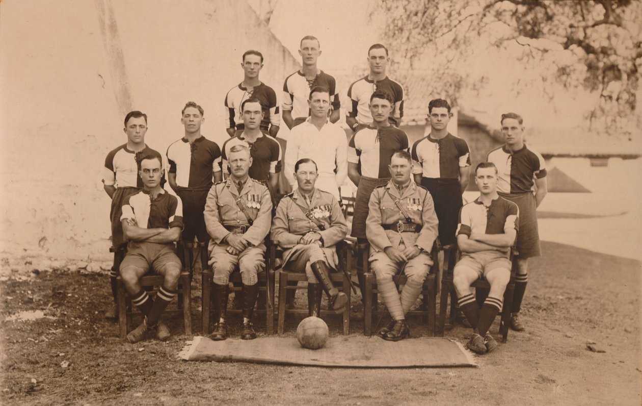 Bataljonsfotballlaget til den første bataljonen, The Queens Own Royal West Kent Regiment. Poona, av Unbekannt