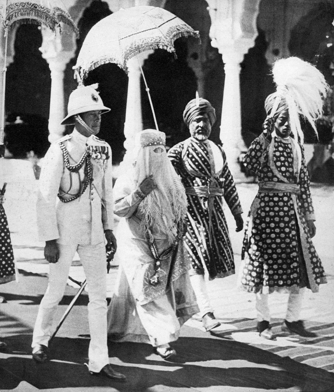 Begum of Bhopal eskorterer prinsen av Wales til Durbar Hall, India, 1921 av Unbekannt