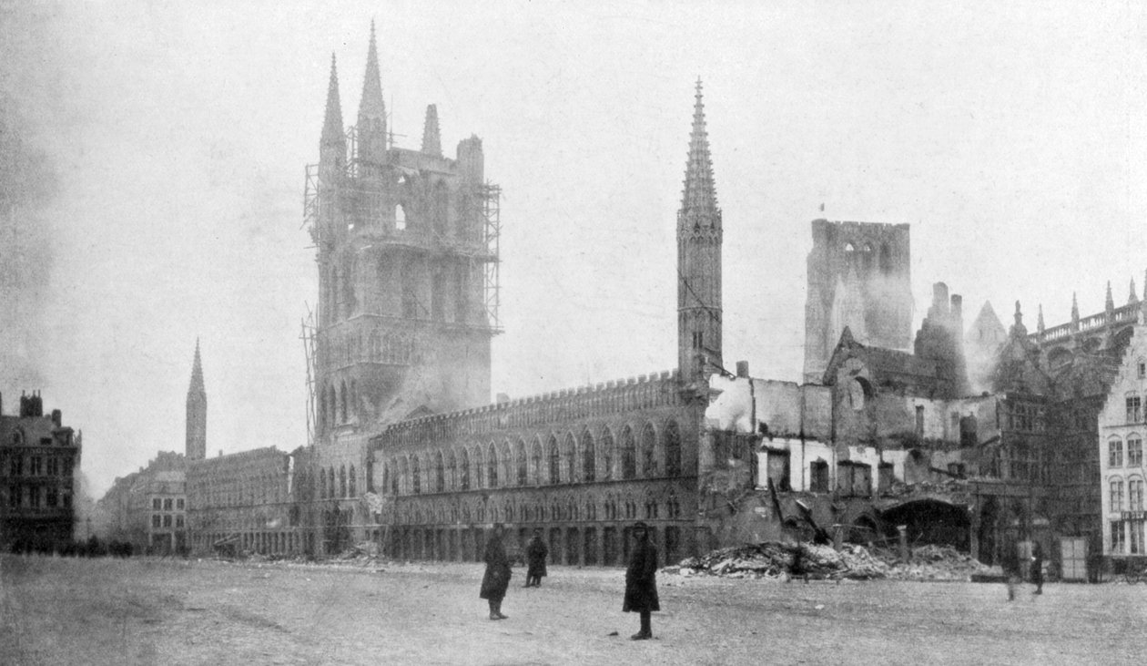Klokketårnet og tøyhallen i Ypres, Belgia, 24. november 1914 av Unbekannt