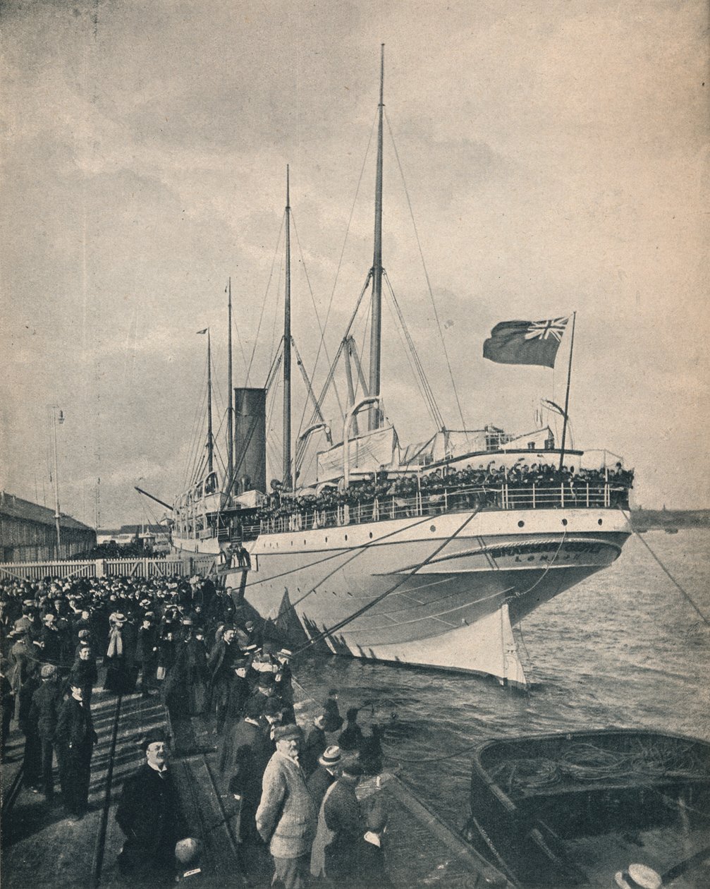 Braemar-slottet bort til Kapp, med tropper, ca. 1900. av Unbekannt