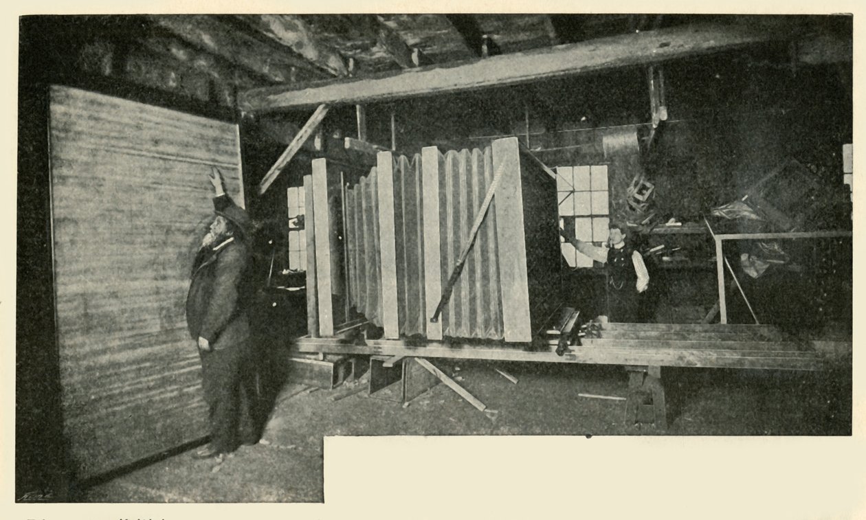 Kameraet i verkstedet - Viser størrelsen på tallerkenholderen, 1901. av Unbekannt