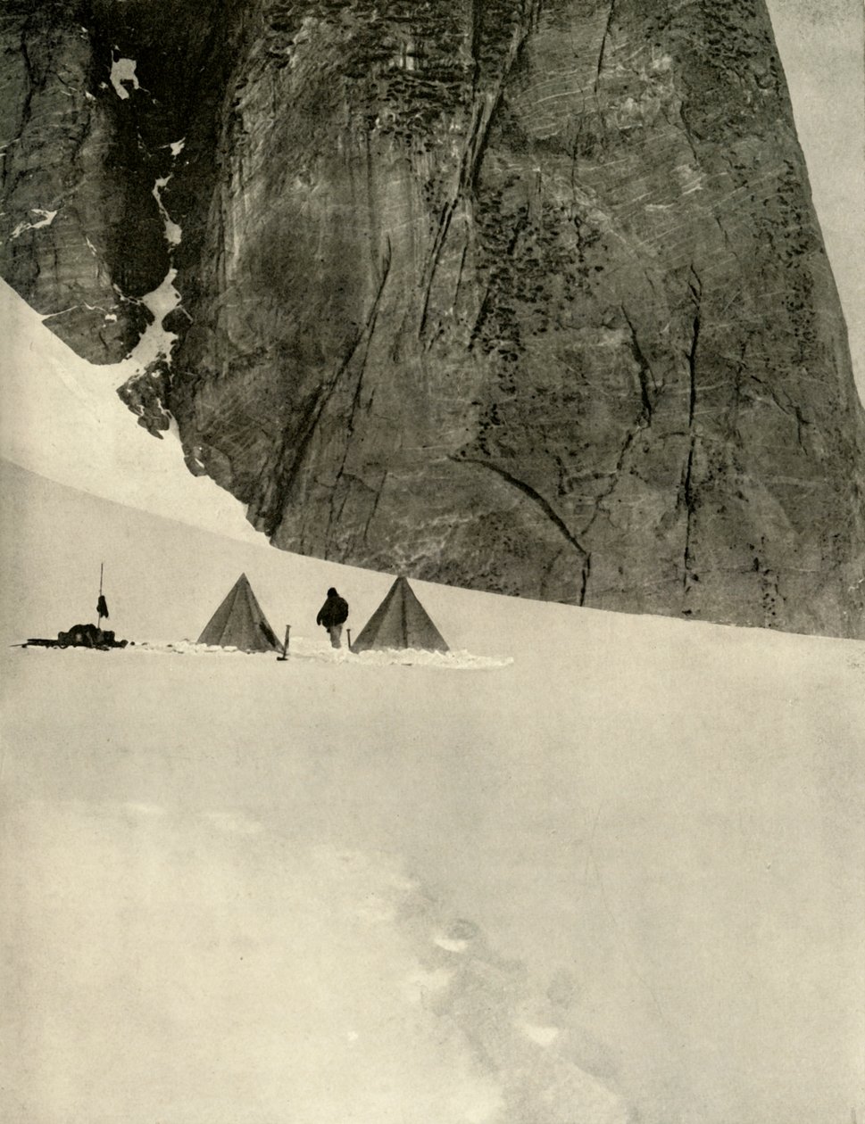 Leiren under granittsøylen, en halv mil fra Lower Glacier Depot ... 27. januar 1909 av Unbekannt