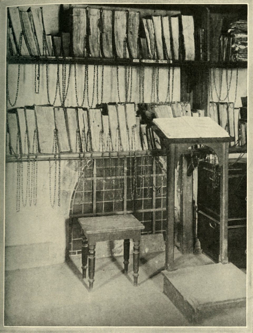 The Chained Library of the Minister Church at Wimborne, i Dorset, c1948. av Unbekannt