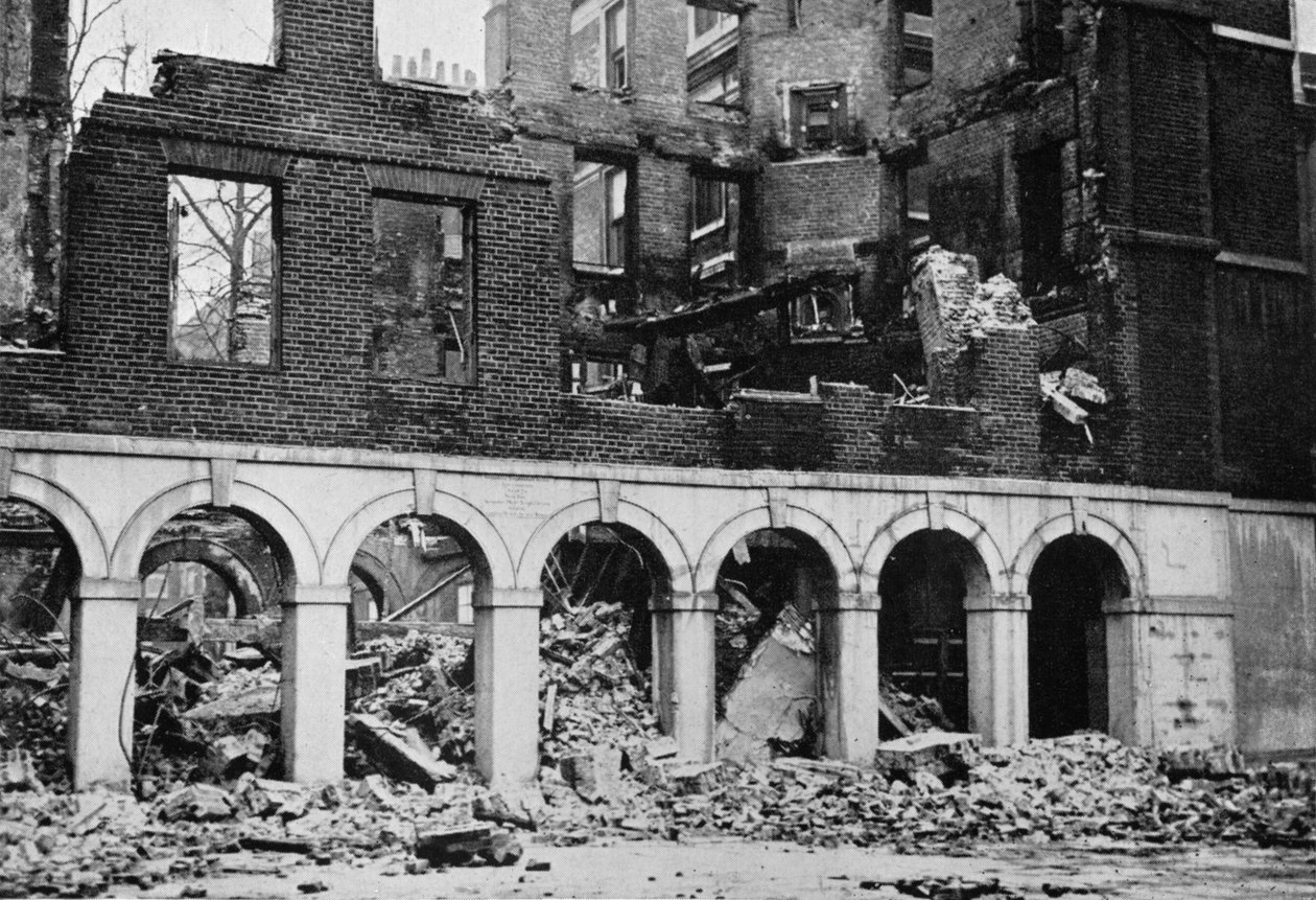 Cloisters in the Temple etter å ha blitt ødelagt av brann, 1941 av Unbekannt