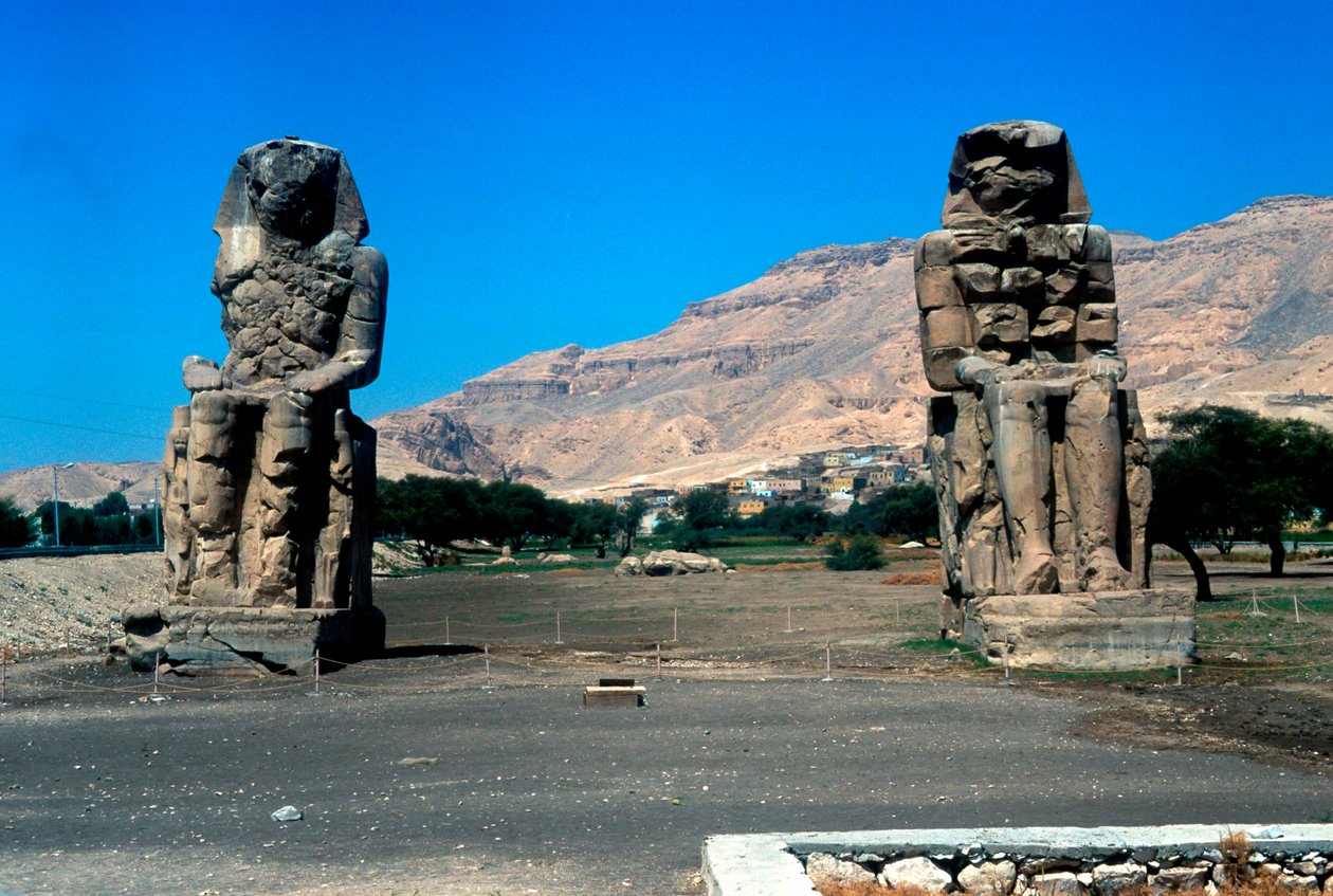 The Colossi of Memnon, nær Kongenes dal, Egypt, 1300-tallet f.Kr av Unbekannt
