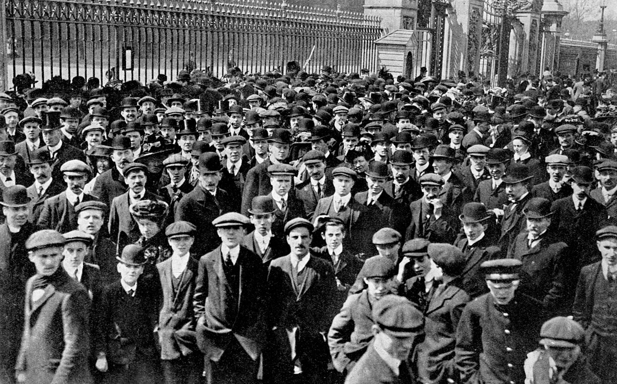 The Crowds utenfor Buckingham Palace, A Nations Apprehension, 1910 av Unbekannt