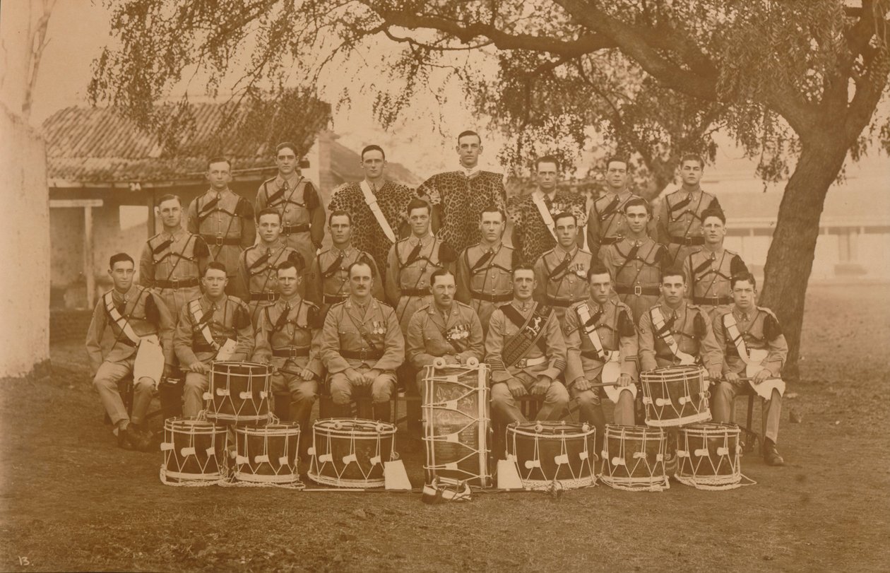 The Drums and Bugles of the First Battalion, The Queens Own Royal West Kent Regiment. Poona, India, av Unbekannt