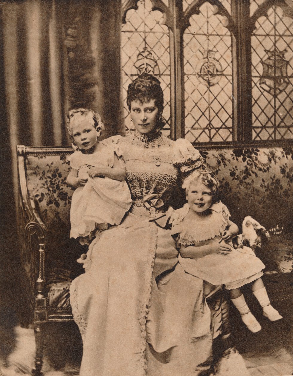 Hertuginnen av York med sine to sønner, prinsene Edward og Albert, c1897 1935 av Unbekannt