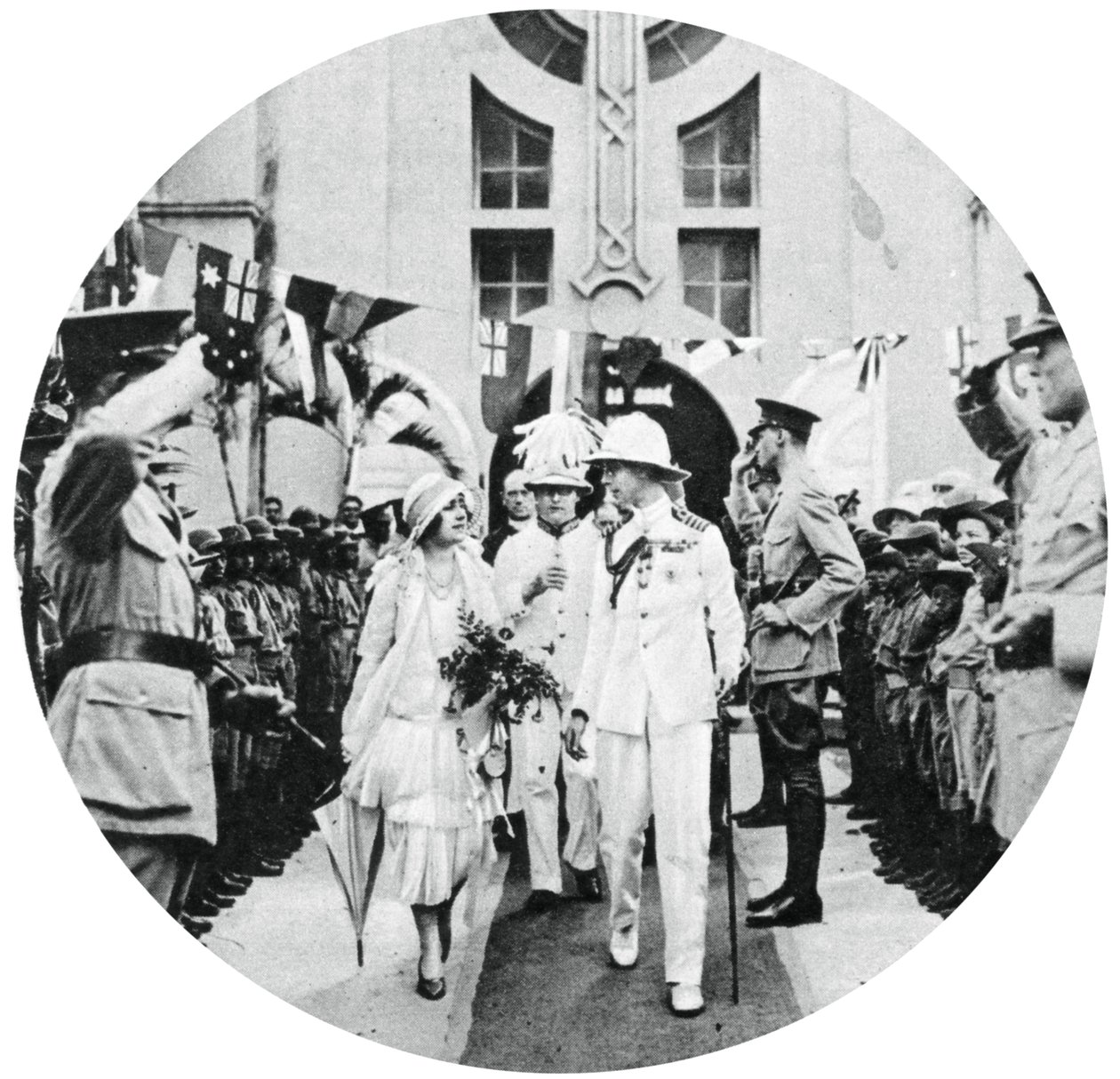 Hertugen og hertuginnen av York besøker graven til Admiral Benbow, Kingston, Jamaica, 1927, 1937 av Unbekannt