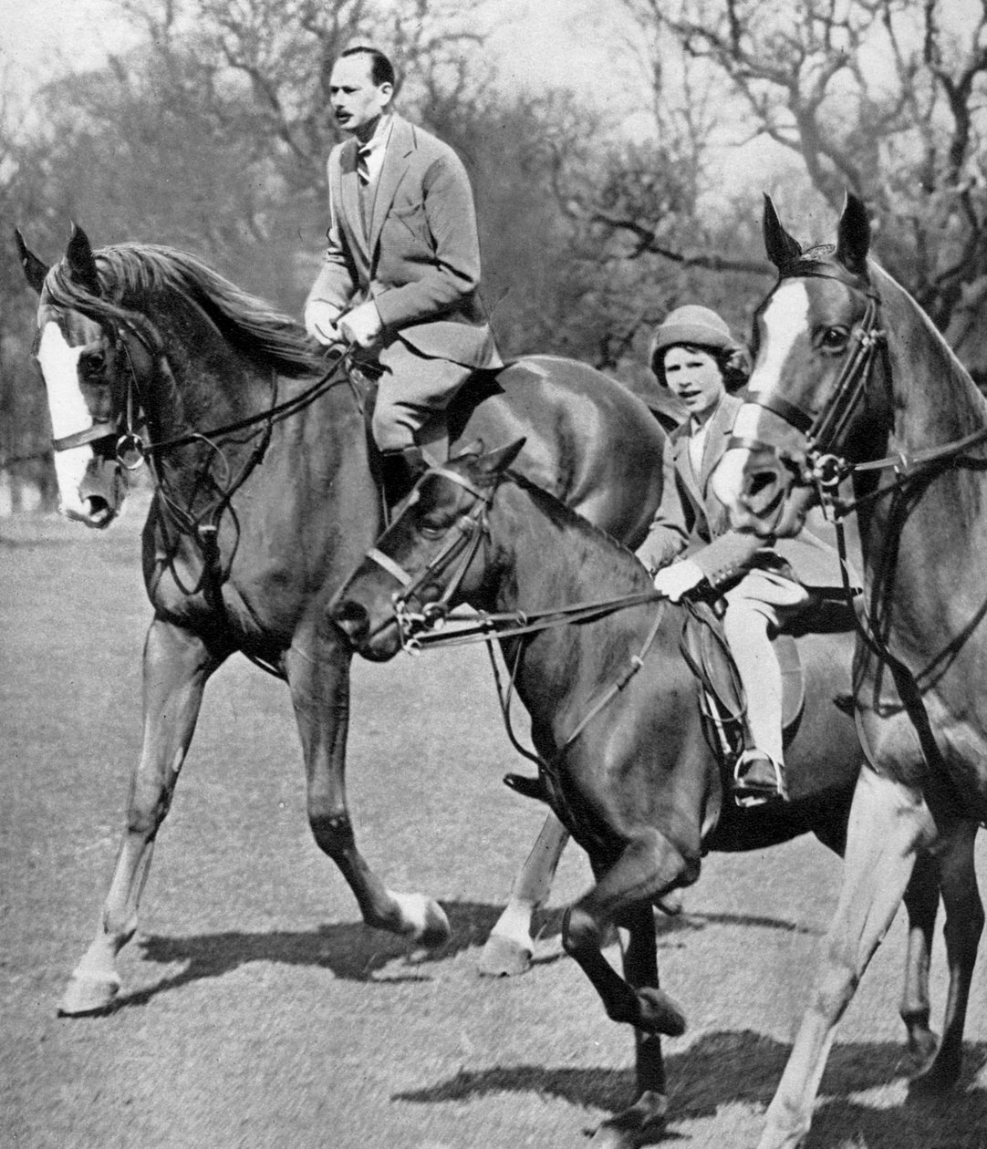 Hertugen av Gloucester rir med prinsesse Elizabeth i Windsor Great Park, c1936 av Unbekannt