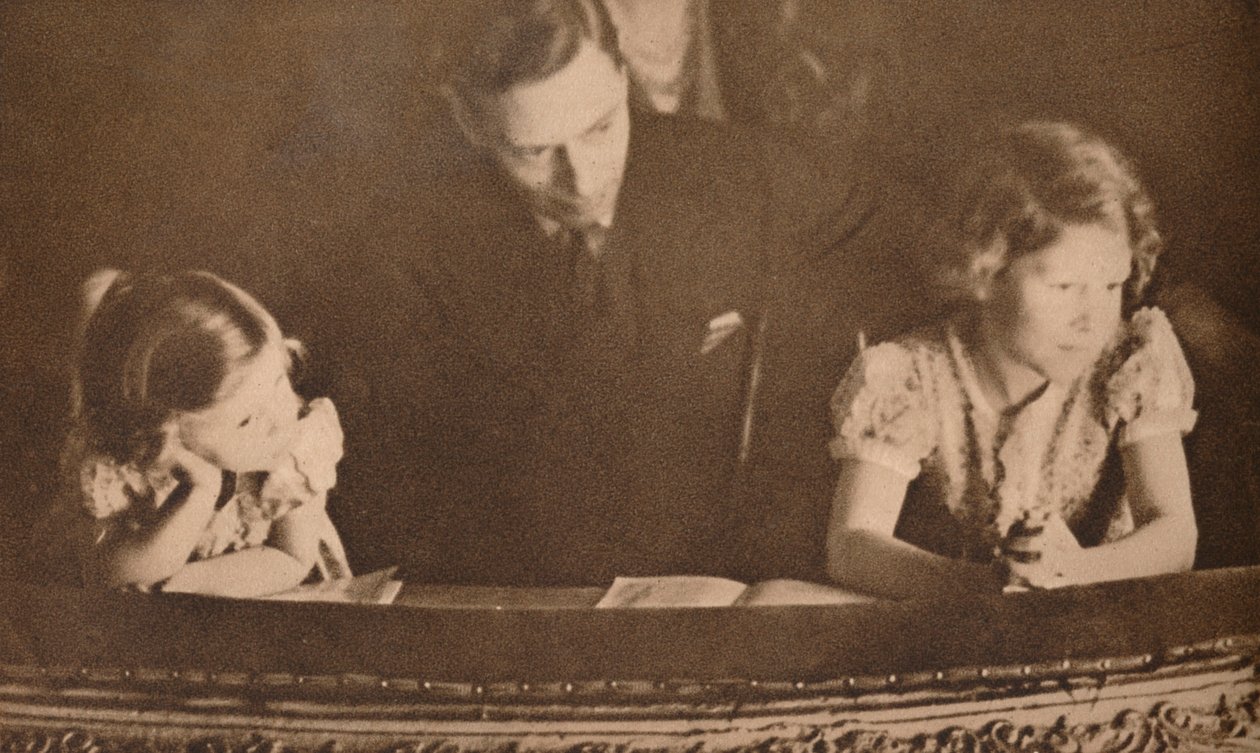 Hertugen av York og prinsessene Elizabeth og Margaret ved pantomimen, 6. februar 1935. av Unbekannt