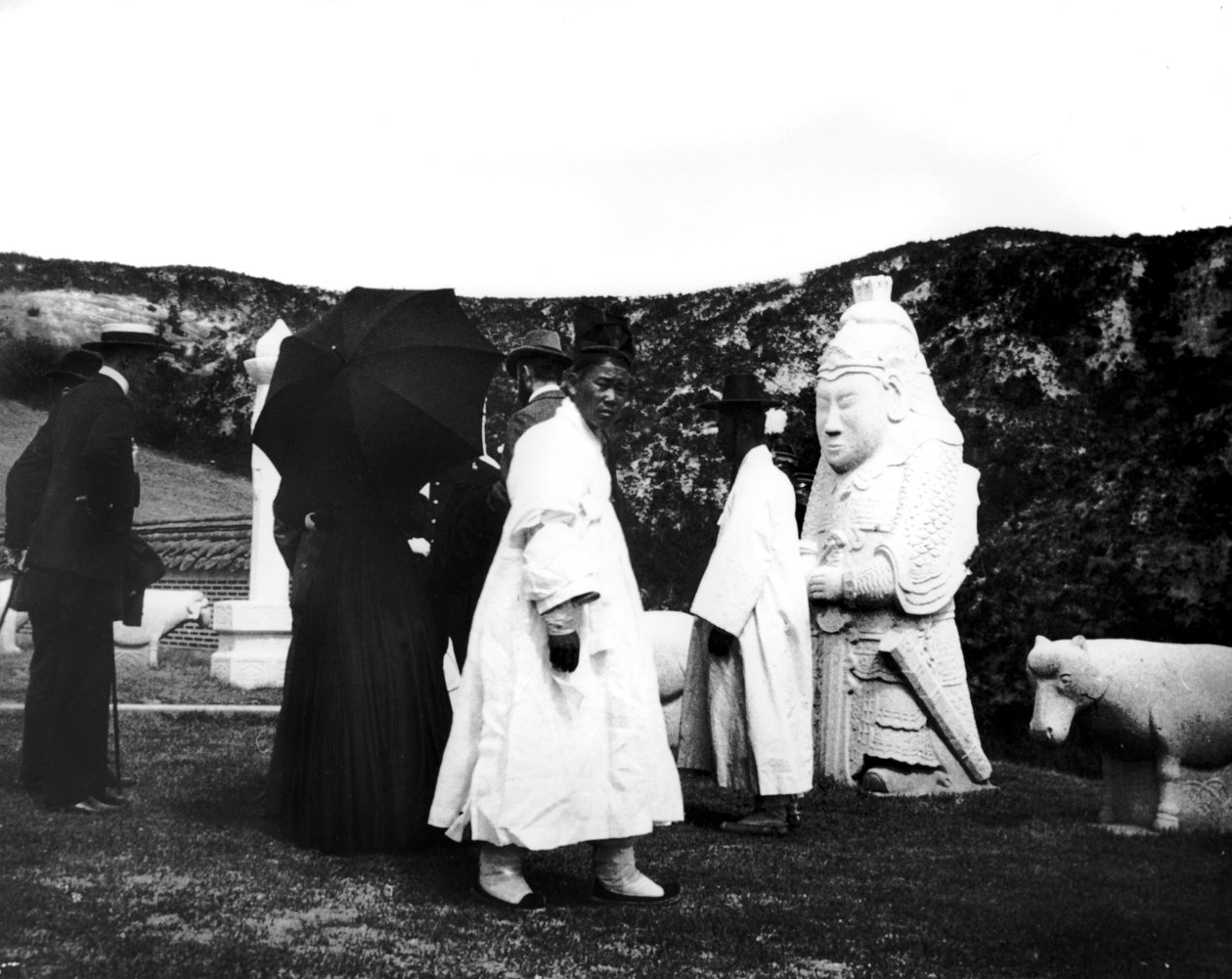 Keiseren av Japan besøker en grav, Korea, 1900 av Unbekannt
