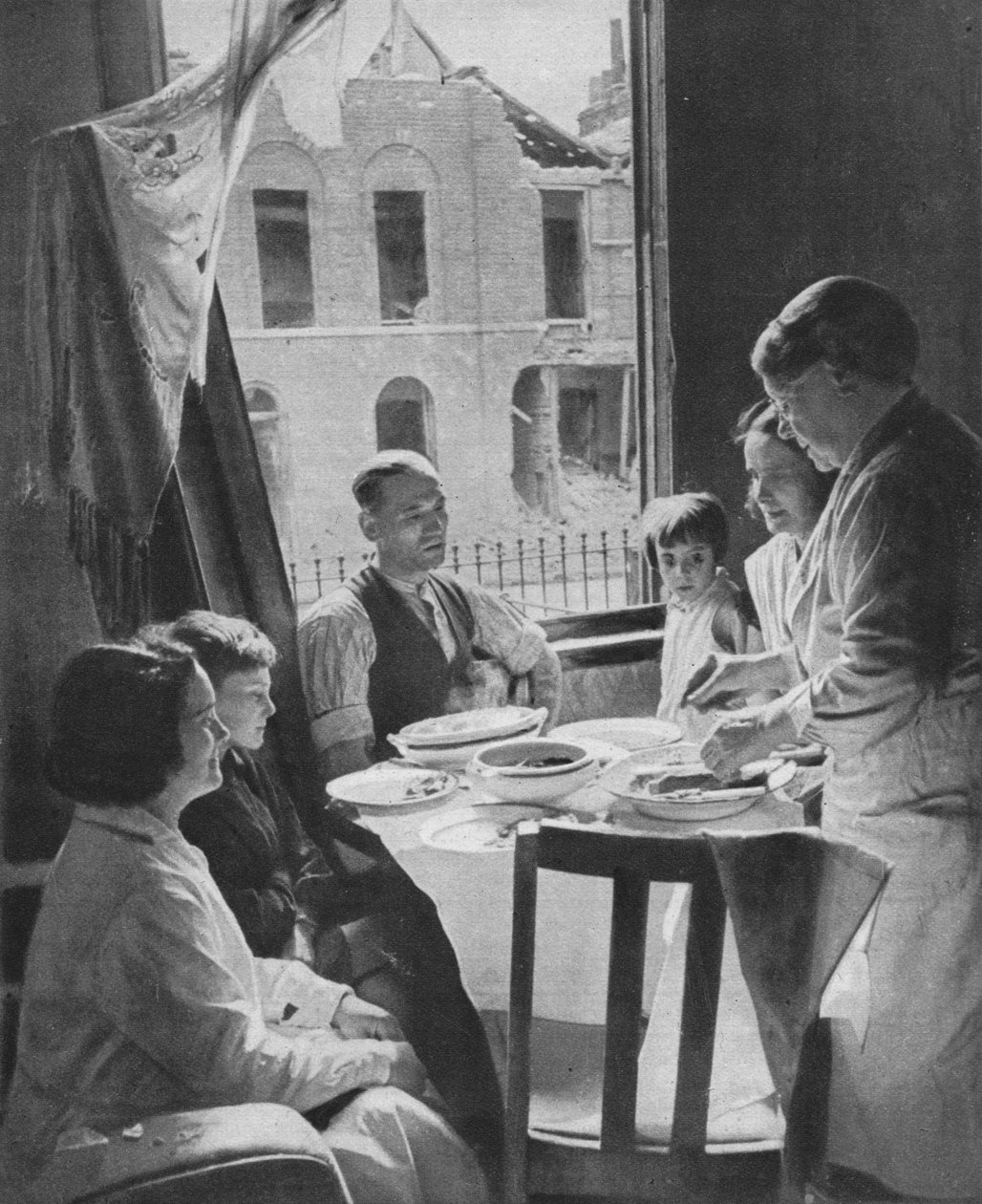 Familien må spise, c1940 1942 av Unbekannt