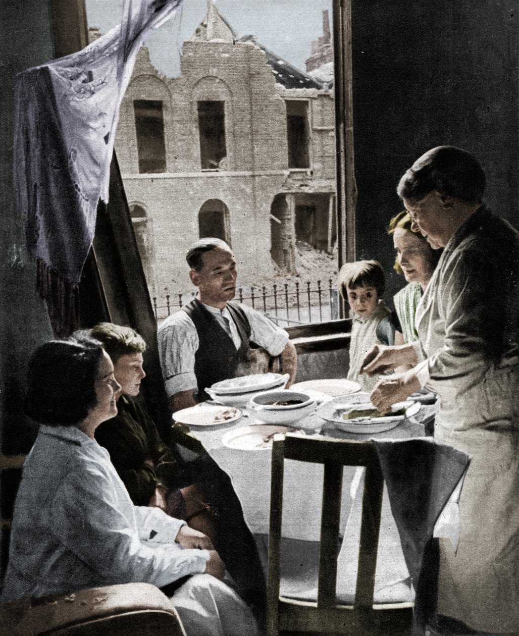 Familien må spise, c1940 1942 av Unbekannt